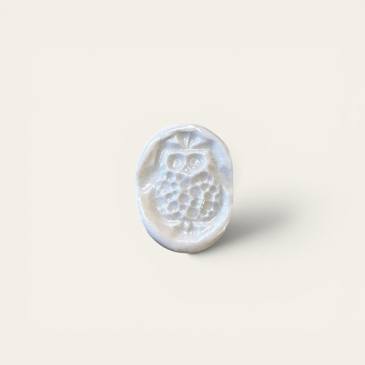 Lille broche i keramik - oval ugle