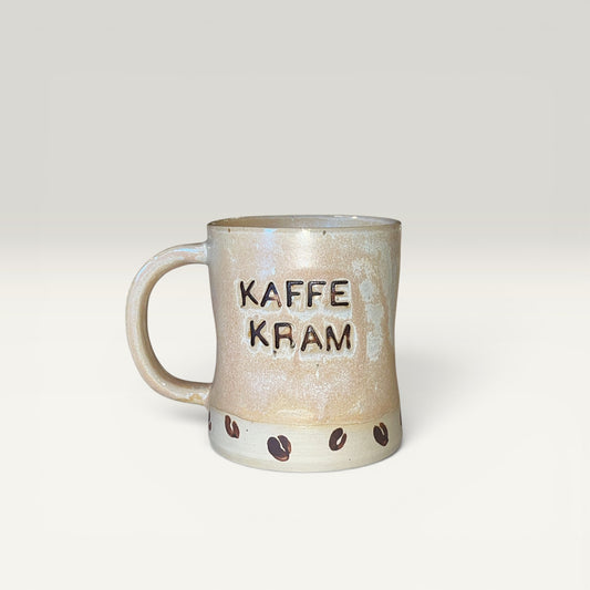 Klemmekrus med hank og „kaffe kram“ – Håndlavet keramikkrus af Charlottes Clayground