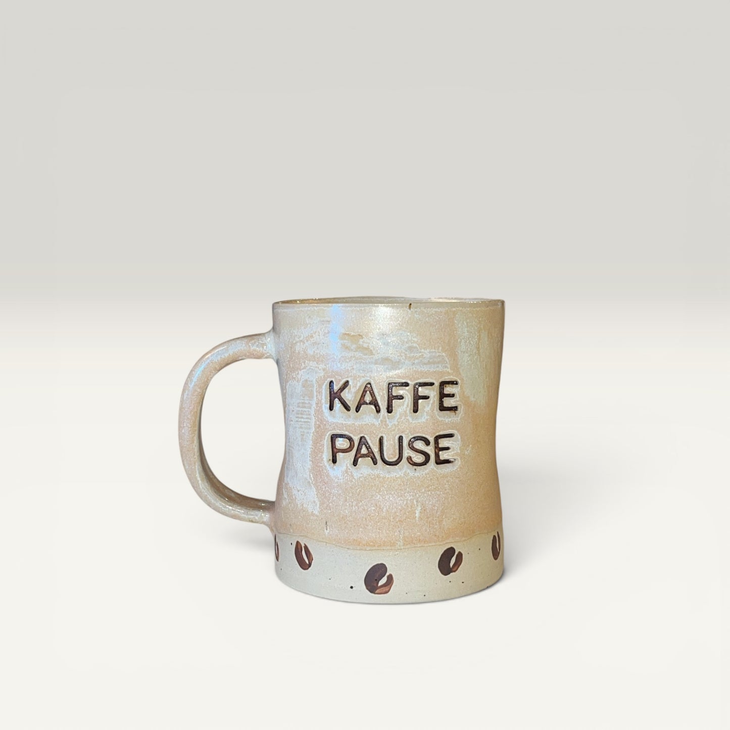 Klemmekrus med hank og „kaffe pause“ – Håndlavet keramikkrus af Charlottes Clayground