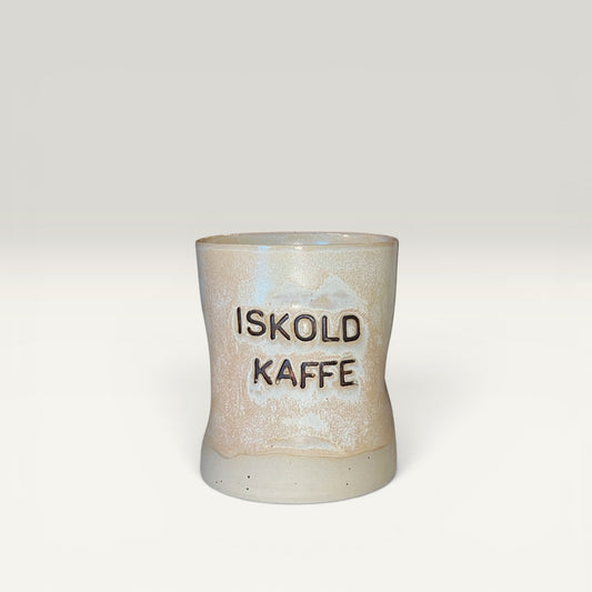 Klemmekrus med „Iskold kaffe“ – Håndlavet keramikkrus af Charlottes Clayground