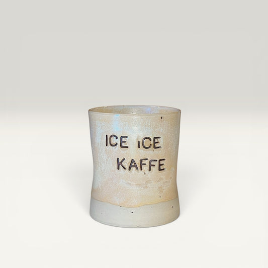Klemmekrus med „Ice ice kaffe“ – Håndlavet keramikkrus af Charlottes Clayground