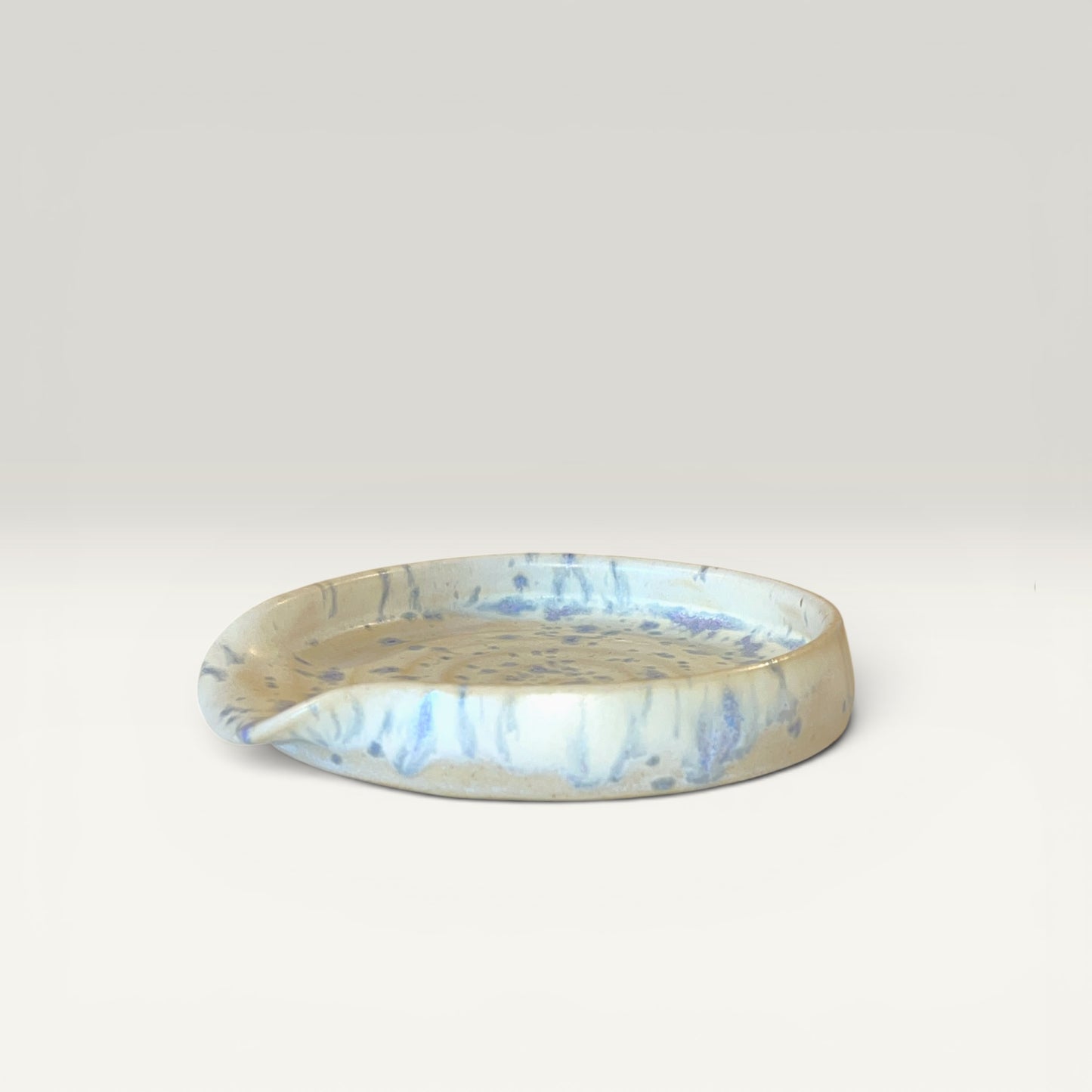 Spoon rest i keramik – spættet hvid glasur | Clay by Hornstrup
