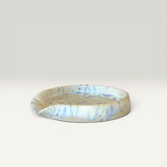 Spoon rest i keramik – spættet hvid glasur | Clay by Hornstrup