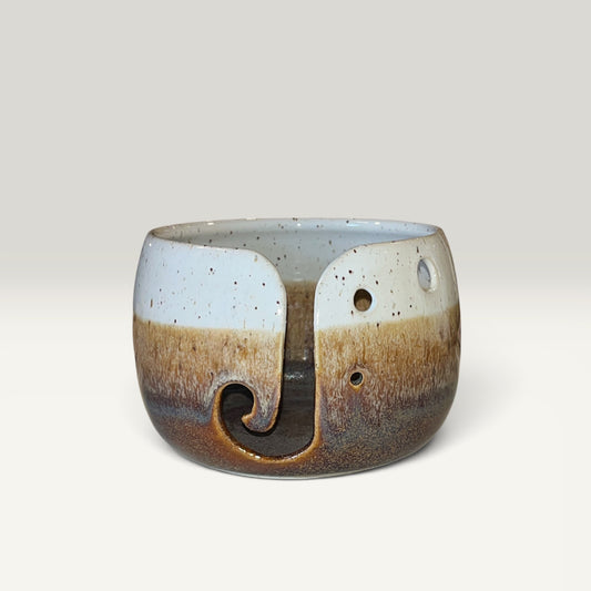 Garnskål i keramik med hvid og brun glasur – Håndlavet af Clay by Hornstrup