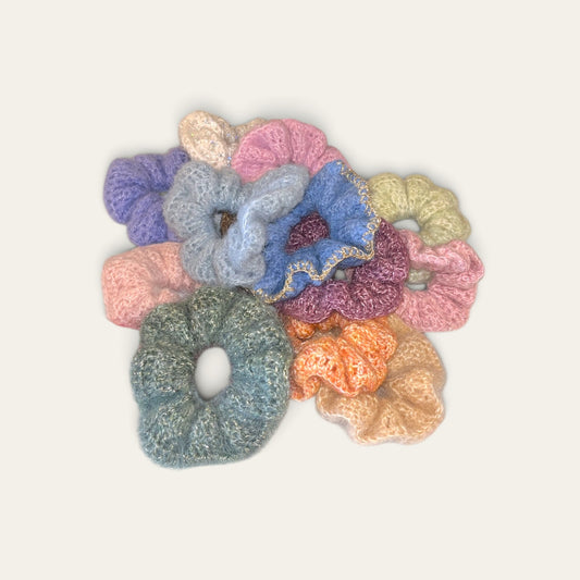 Hæklet scrunchie i bløde pastelfarver – Håndlavet af Irene Kokholm