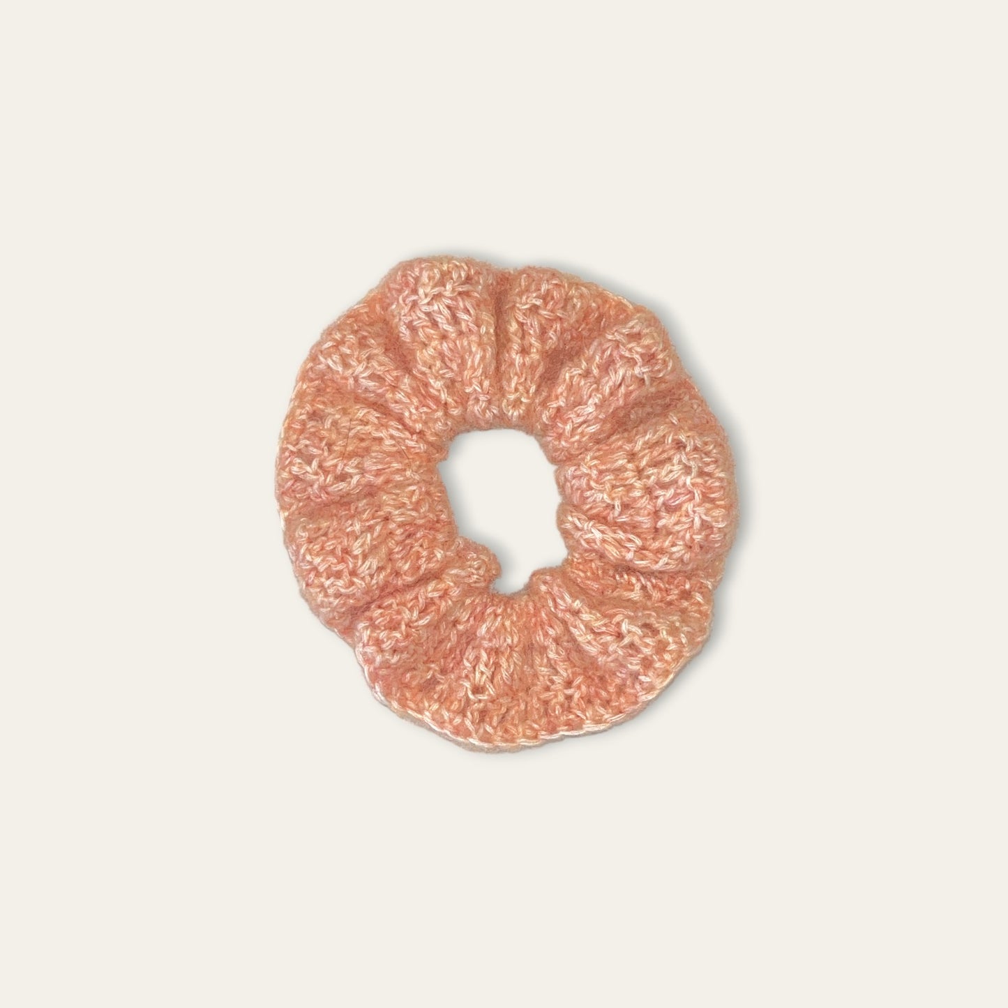 Hæklet scrunchie i bløde pastelfarver – Håndlavet af Irene Kokholm