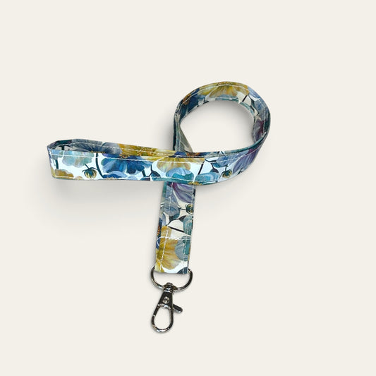 Keyhanger i stof med blomsterprint – Blå og lilla | Håndlavet af Irene Kokholm