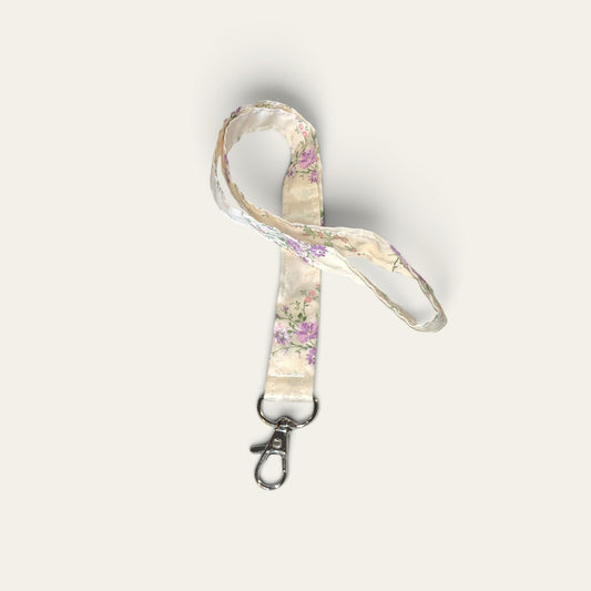 Keyhanger i stof med blomsterprint – vintage lilla blomster | Håndlavet af Irene Kokholm