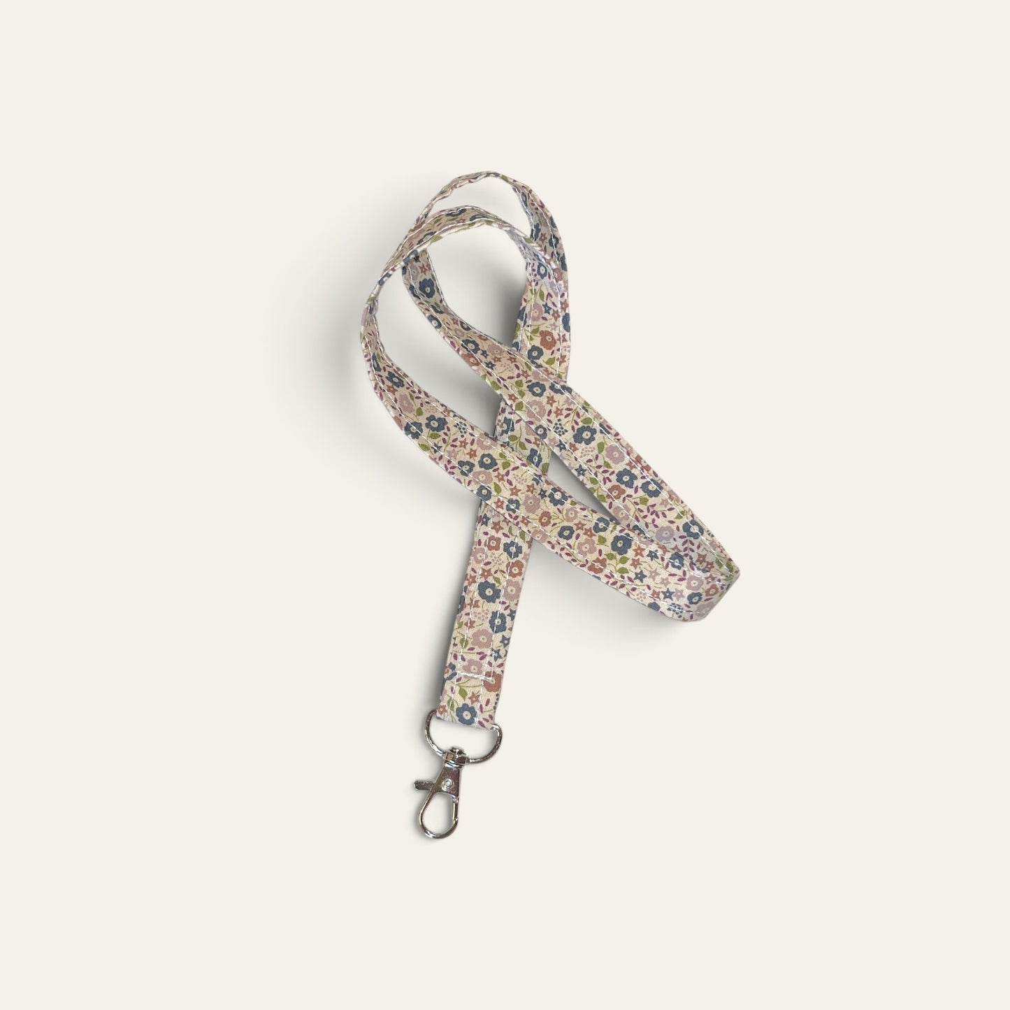 Keyhanger i stof med blomsterprint – små brune blomster | Håndlavet af Irene Kokholm