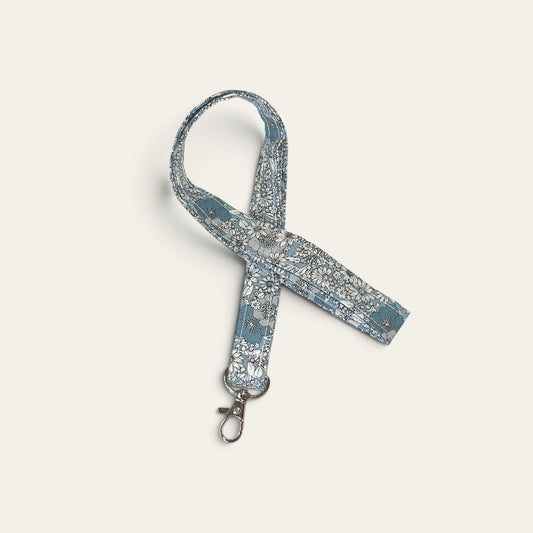 Keyhanger i stof med blomsterprint – støvet blå | Håndlavet af Irene Kokholm