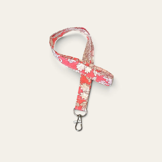 Keyhanger i stof med blomsterprint – laks | Håndlavet af Irene Kokholm