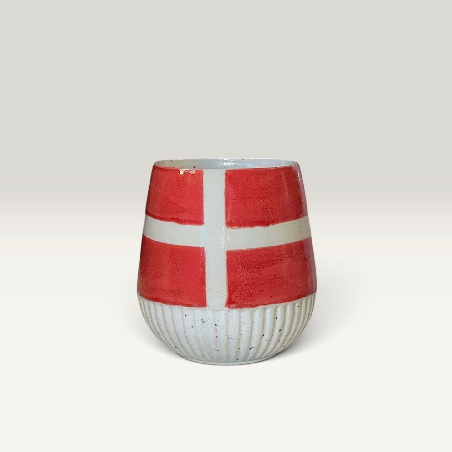 Tumbler med Dannebrog – Håndlavet keramik af Ibs Elsker Keramik