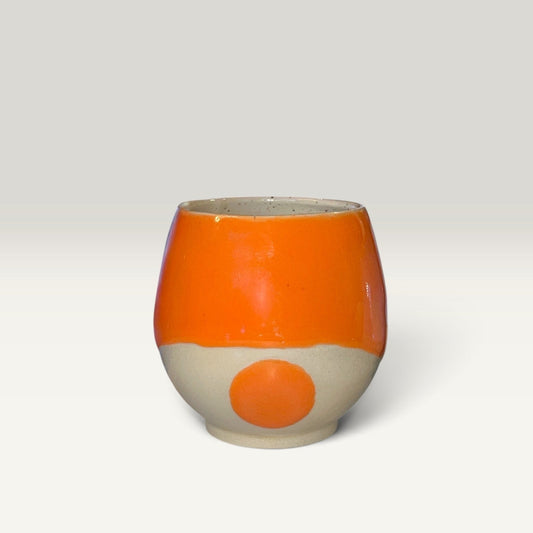 Tumbler i orange glasur med prik