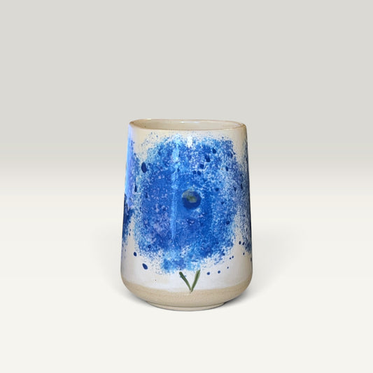 Høj keramikvase med blåt blomstermotiv – 2. sort | Håndstøbt af Ibs Elsker Keramik