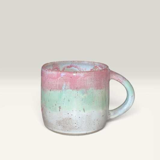 Krus med pastelstriber i lyserød og mint – Håndlavet keramik af Clay by Hornstrup