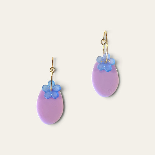 Statement øreringe med lilla oval og blå blomst – Designet af Winther Design