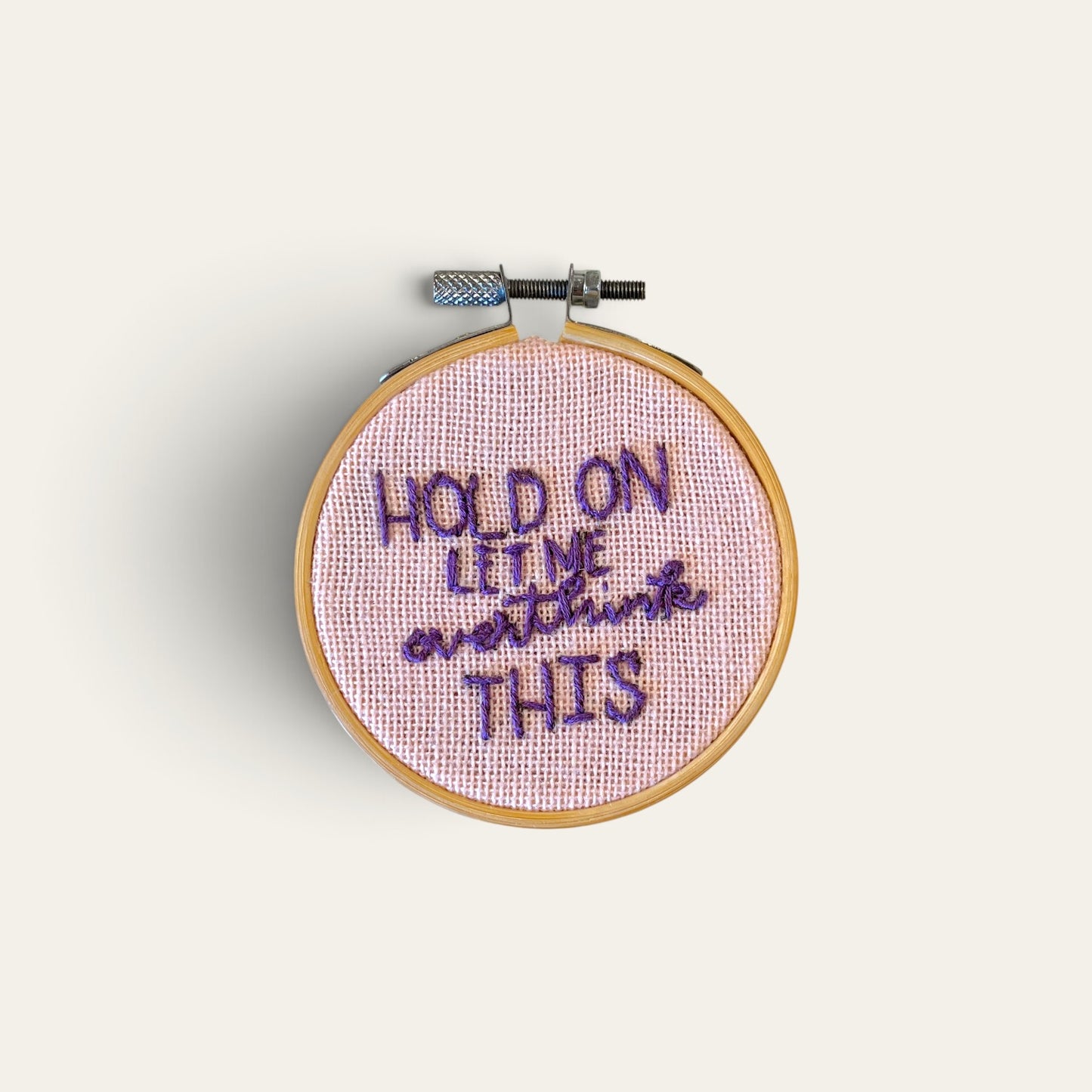 Broderi i ramme "HOLD ON" – håndlavet | Juks
