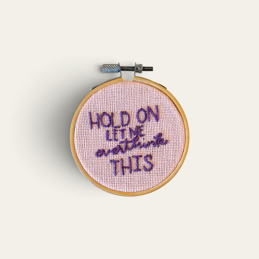 Broderi i ramme "HOLD ON" – håndlavet | Juks