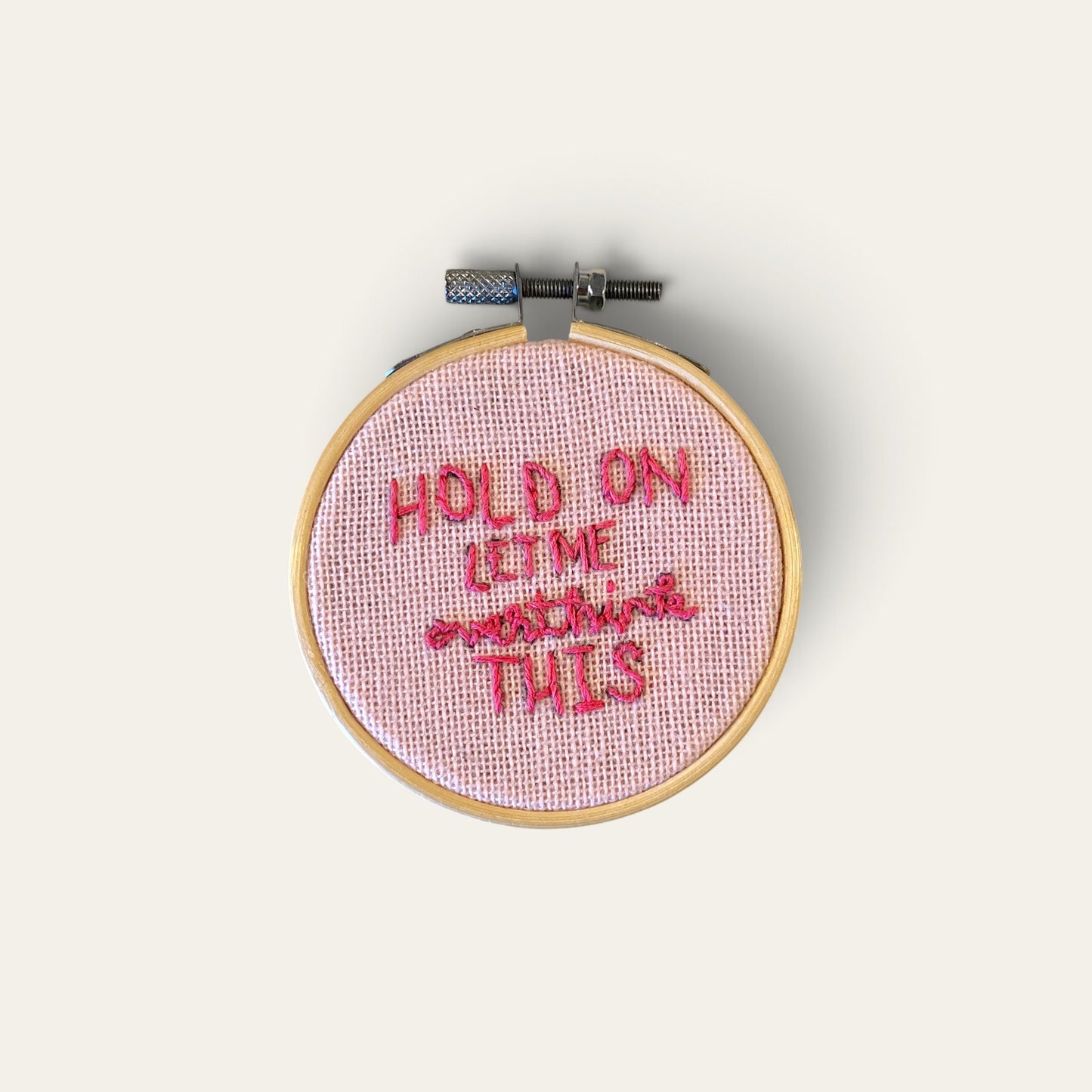 Broderi i ramme "HOLD ON" – håndlavet | Juks