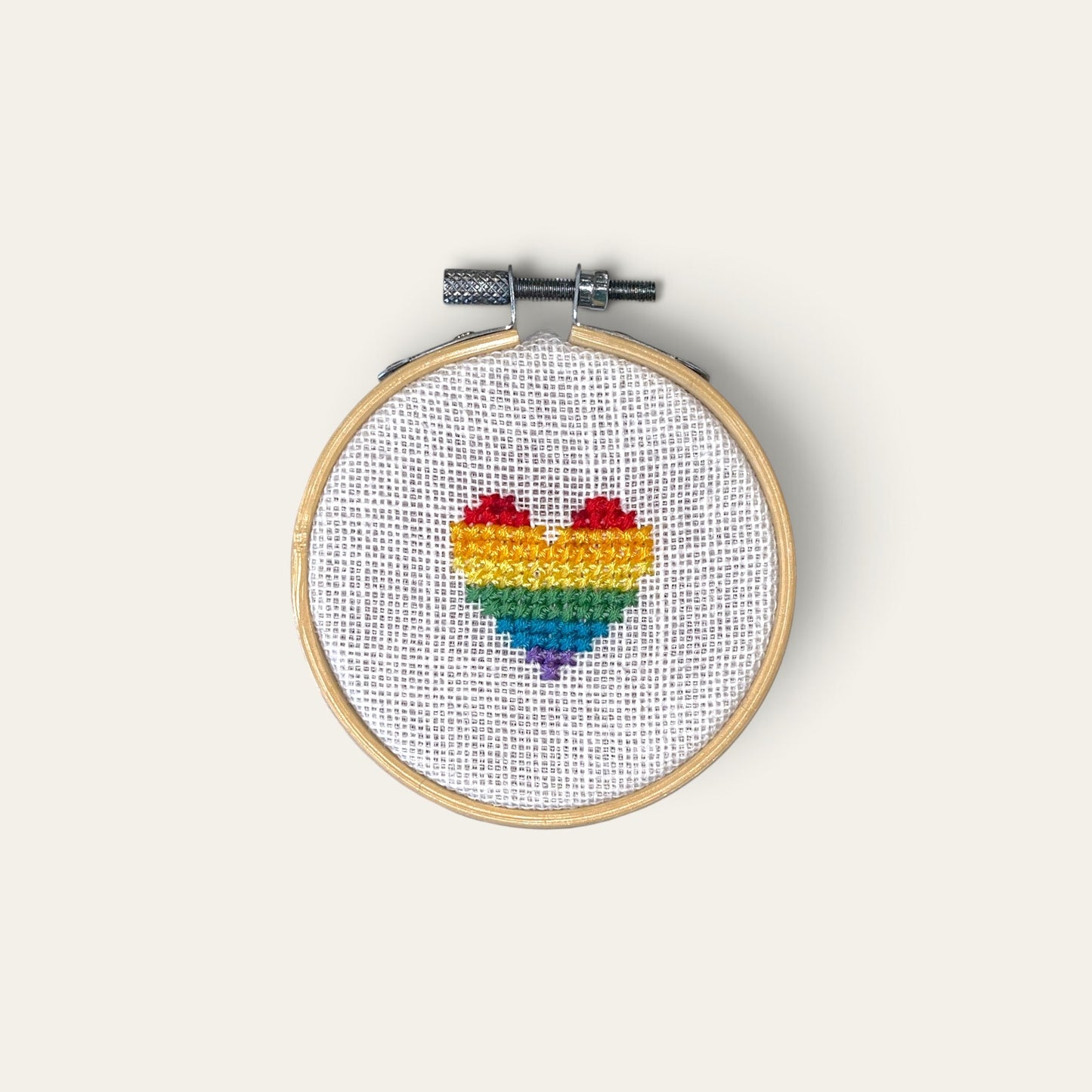 Broderi i ramme pride hjerte – håndlavet | Juks