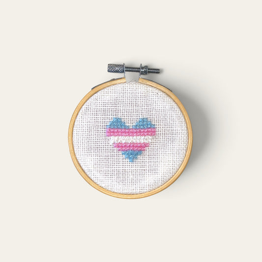 Broderi i ramme trans pride hjerte – håndlavet | Juks