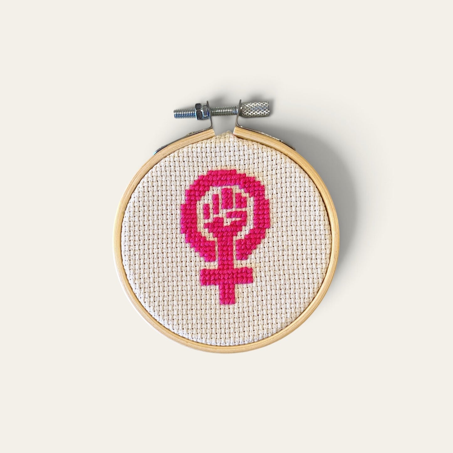 Broderi i ramme feminist – håndlavet | Juks