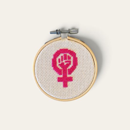 Broderi i ramme feminist – håndlavet | Juks