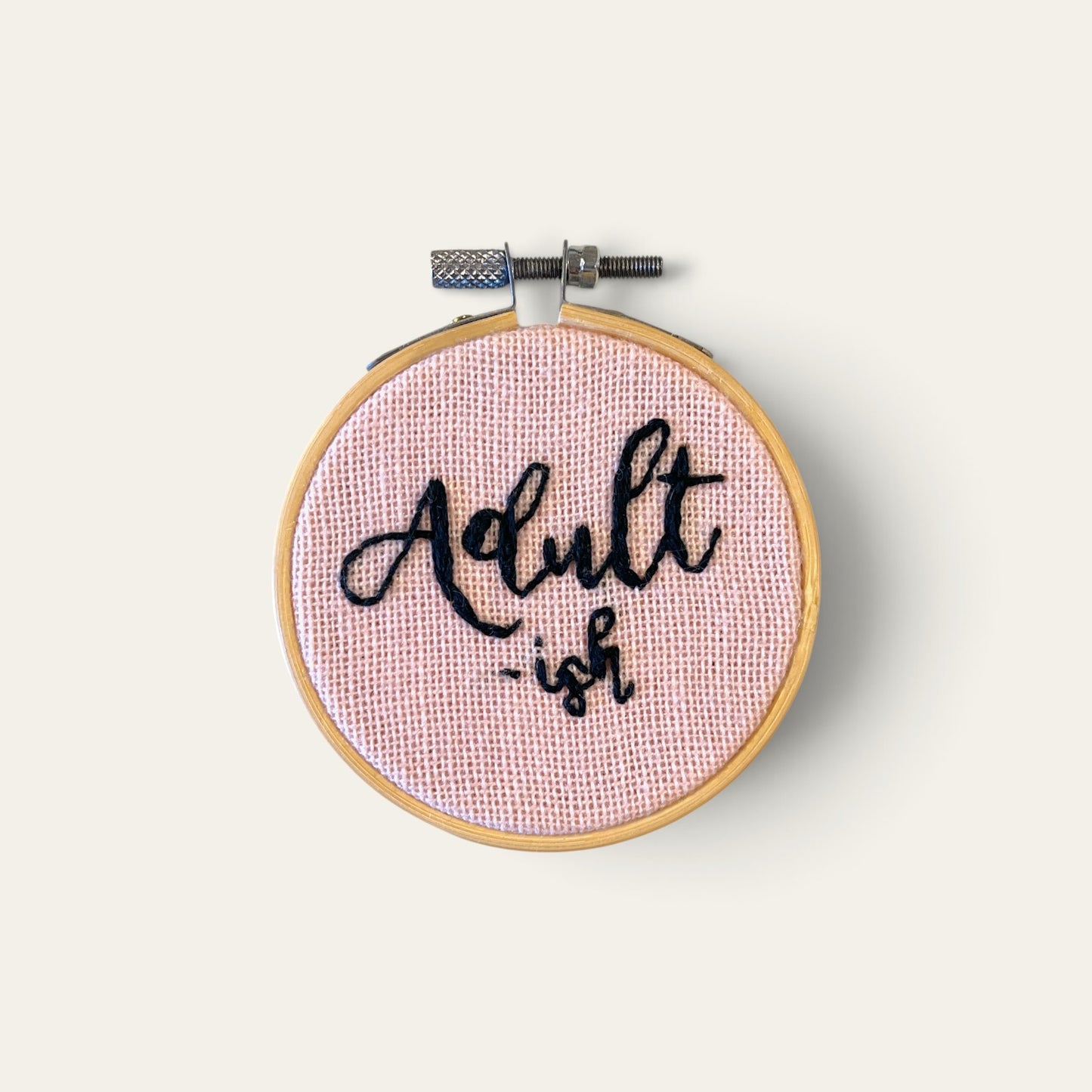 Broderi i ramme "Adult -ish" – håndlavet | Juks