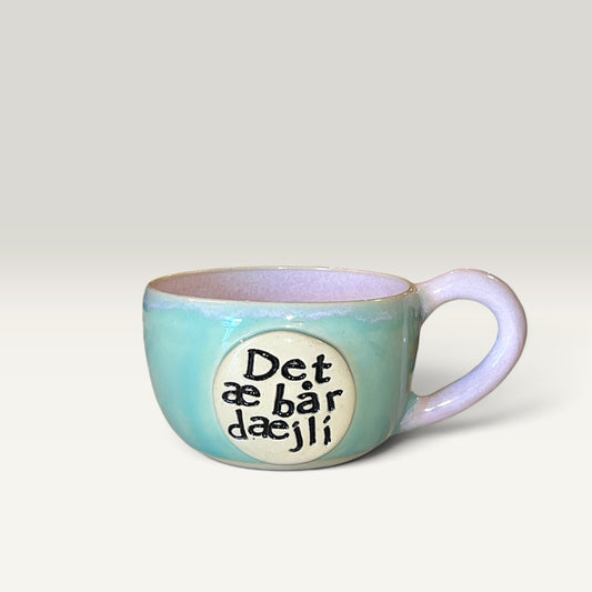 Keramikkrus "Det æ bår dæjlí" – pastelblå og lilla | Jøwjøw