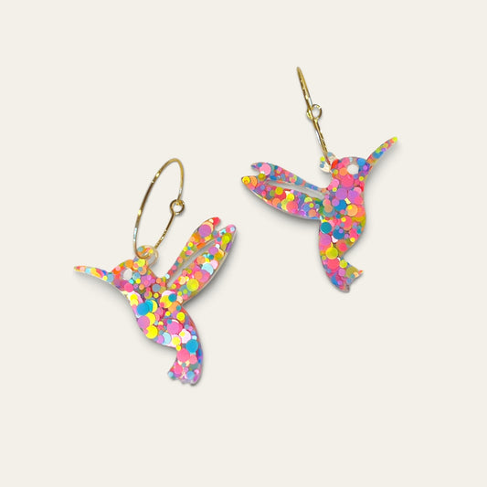 Hoop øreringe med konfetti kolibri – resin | Creatrivi