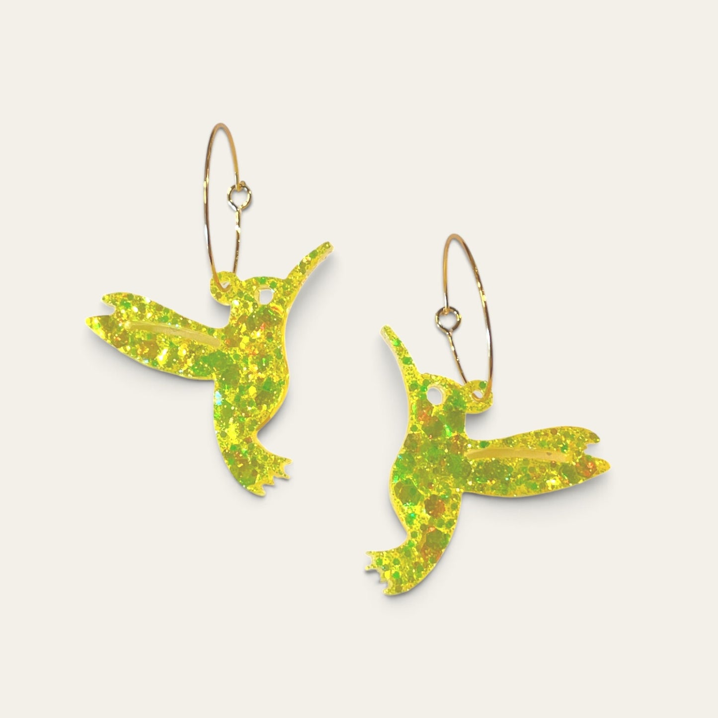 Hoop øreringe med neon gul kolibri – resin | Creatrivi