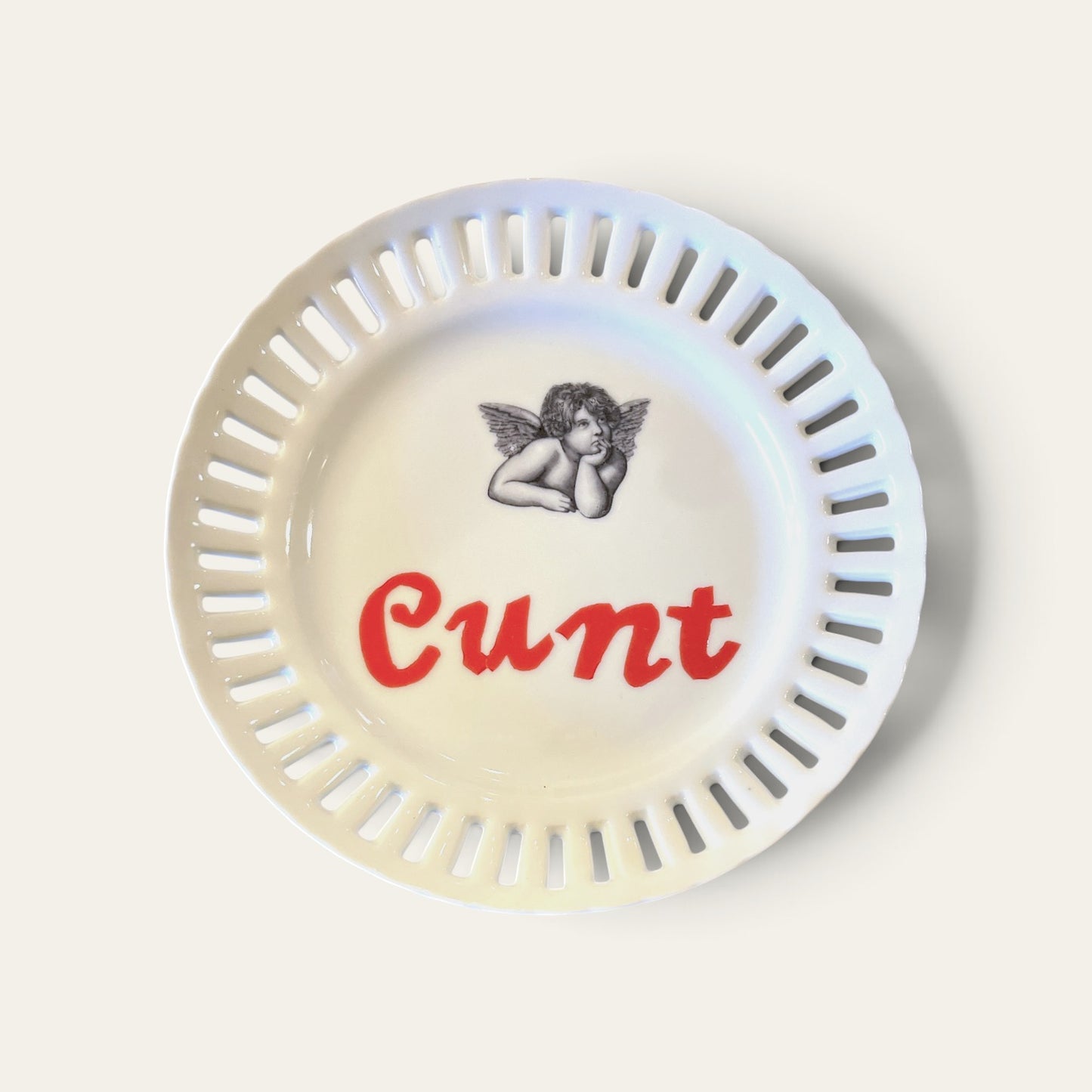 Vægplatte "Cunt" med engel – porcelæn | Gitte Bramm