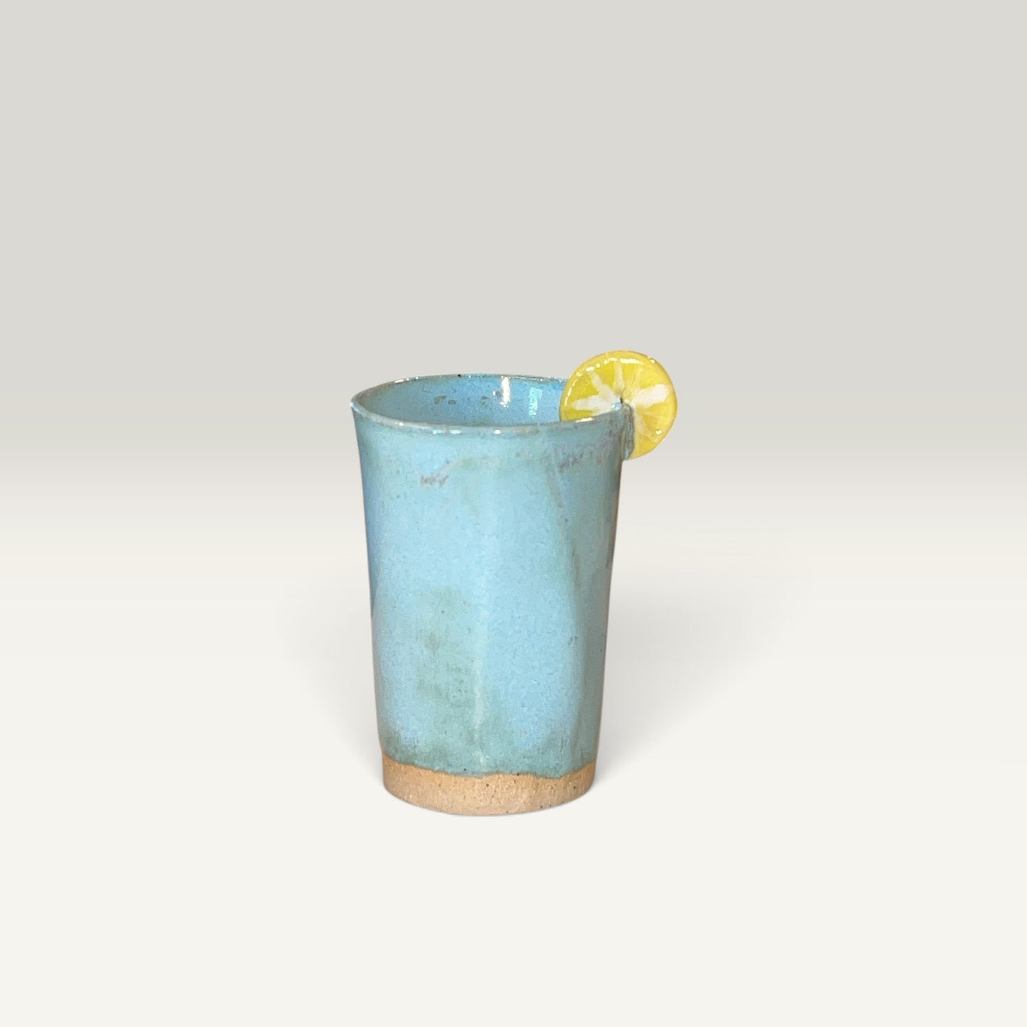 Keramik shotglas med citronskive – lys blå glasur | Ibs Elsker Keramik