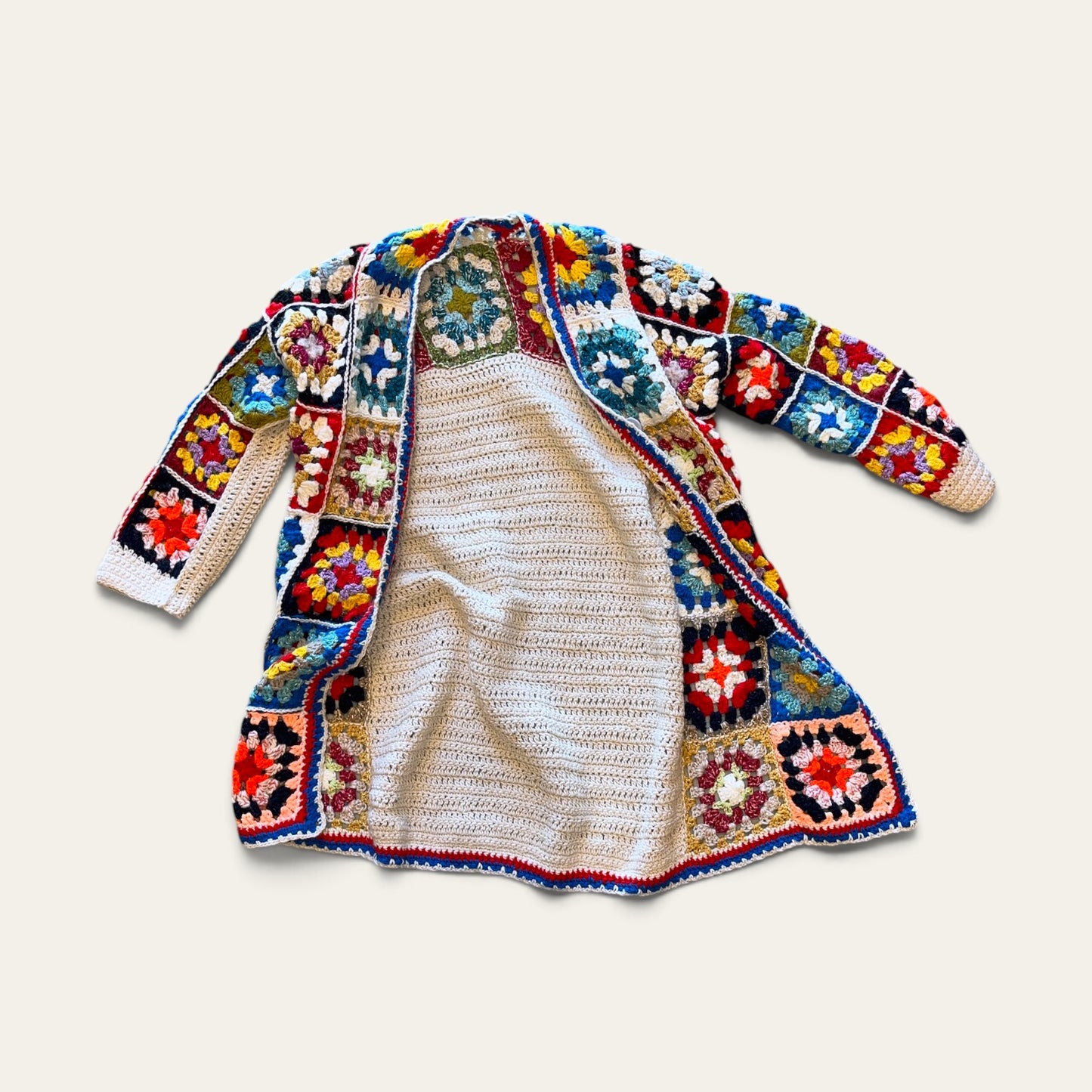 Hæklet lang cardigan med granny squares