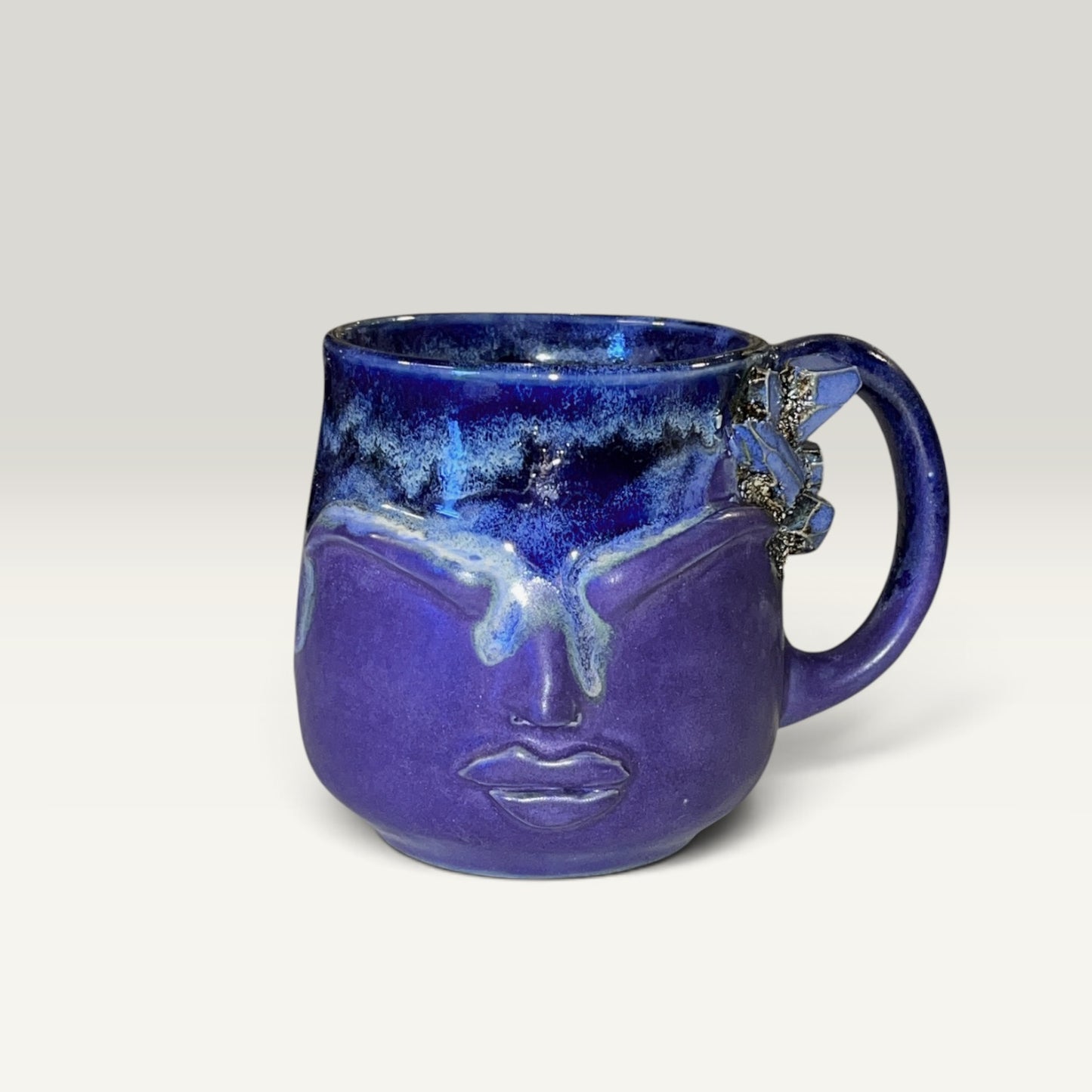 Krus med ansigt – Gaia, Mørk lilla med krystal | RG Ceramic
