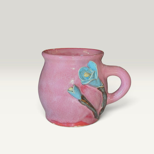 Krus med blomst – Flora, Lyserød med lyseblå blomst | RG Ceramic