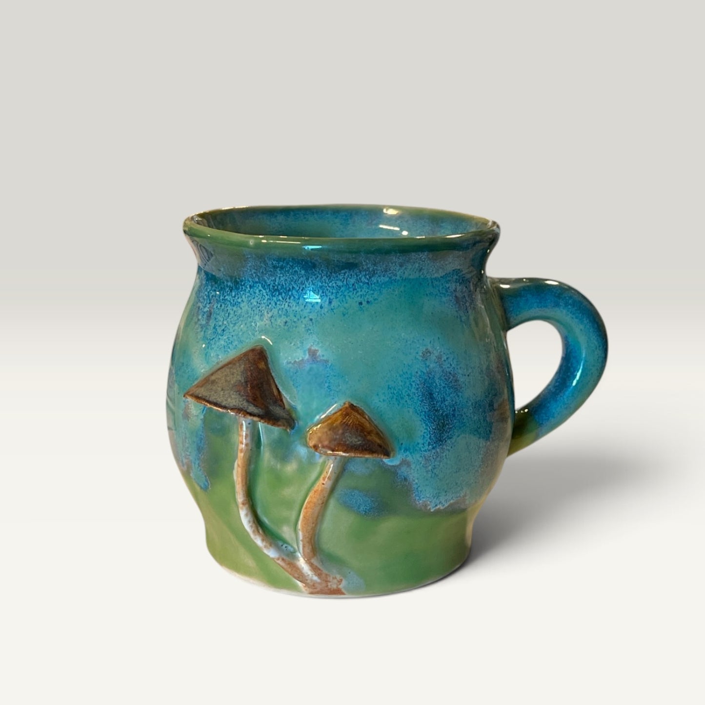 Krus med svampe – Grøn med brune svampe | RG Ceramic