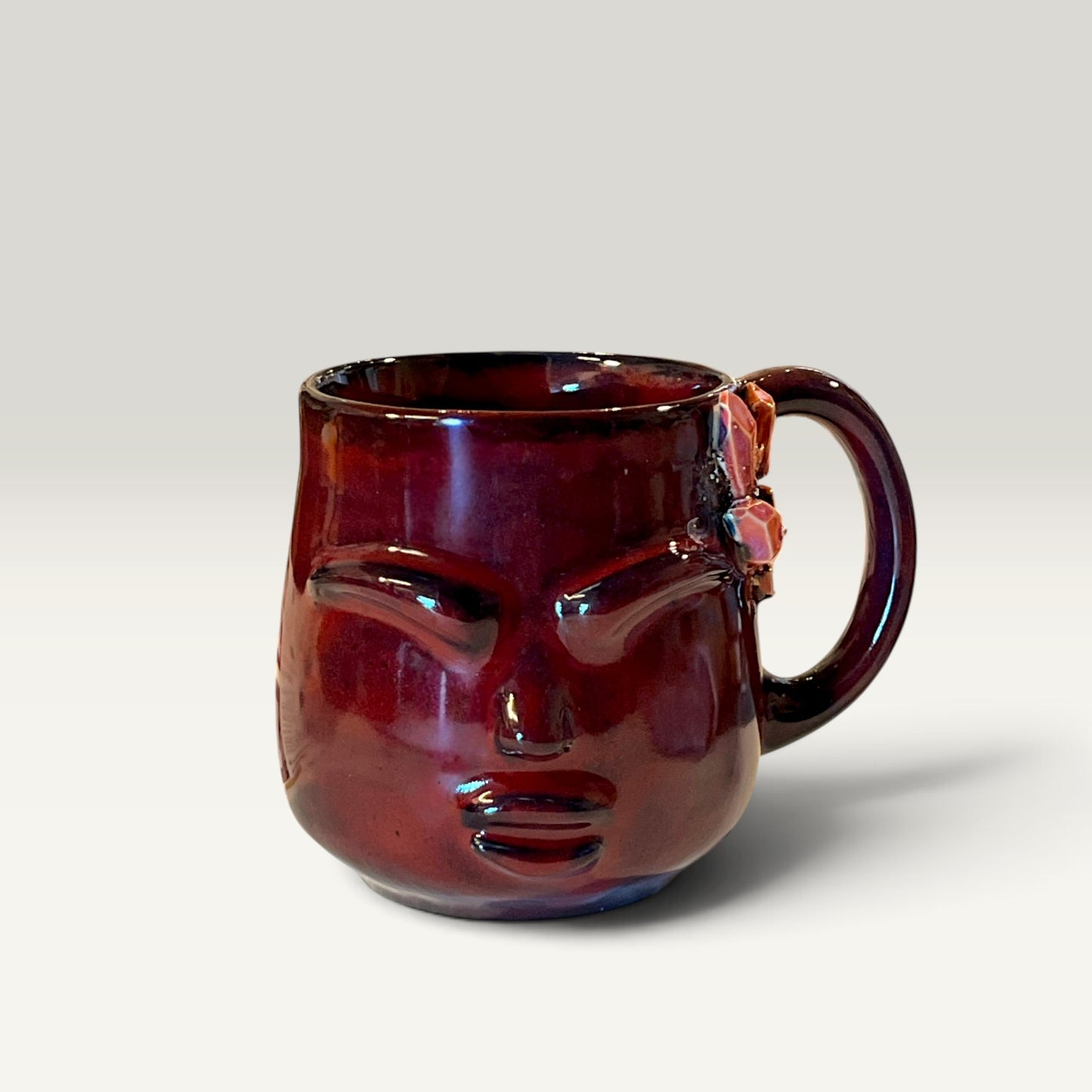 Krus med ansigt – Gaia, Bordeaux med krystal | RG Ceramic