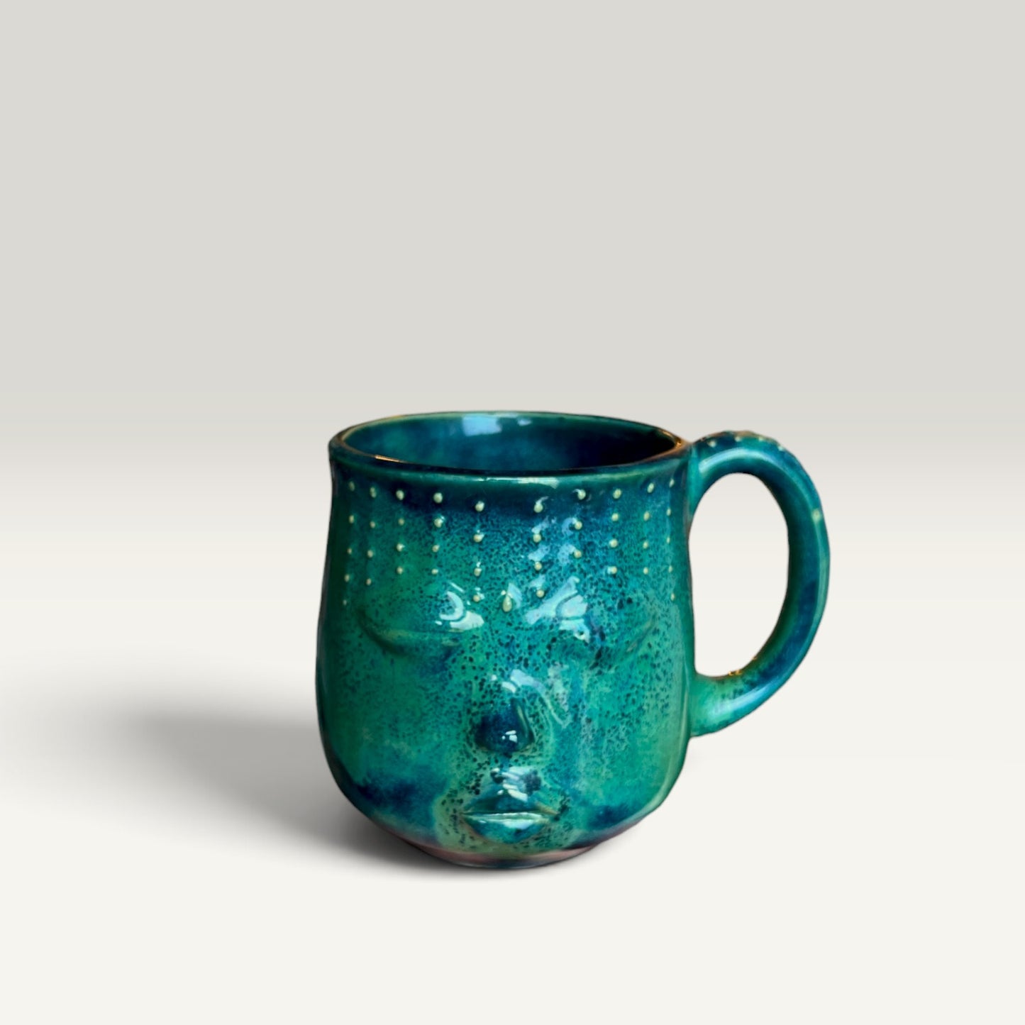 Krus med ansigt – Gaia, Dyb Blågrøn med stjærner | RG Ceramic