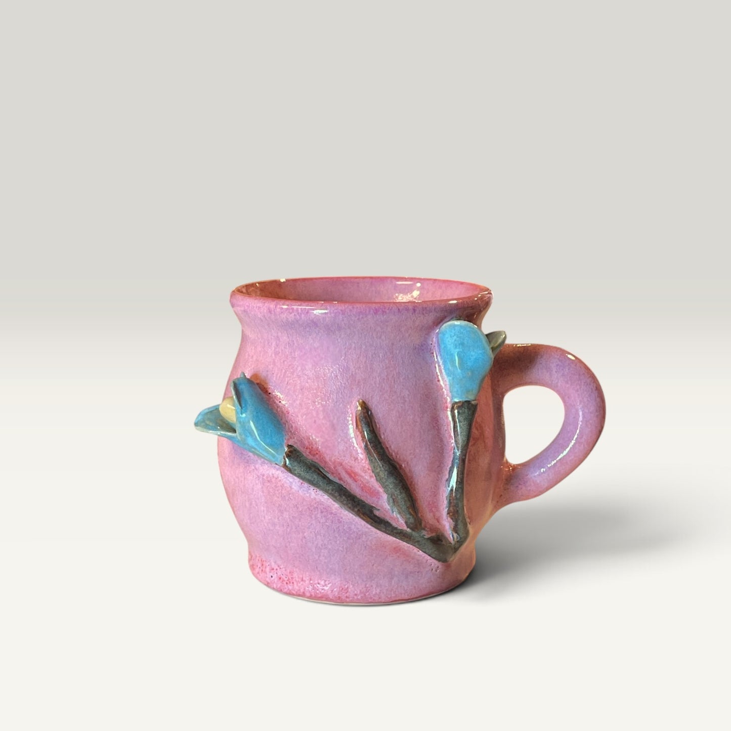 Krus med blomst – Flora, Lyserød med lyseblå blomst | RG Ceramic