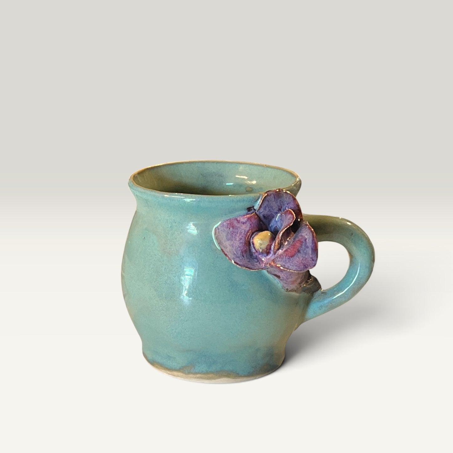 Krus med blomst – Flora, støvet grøn med lilla blomst | RG Ceramic