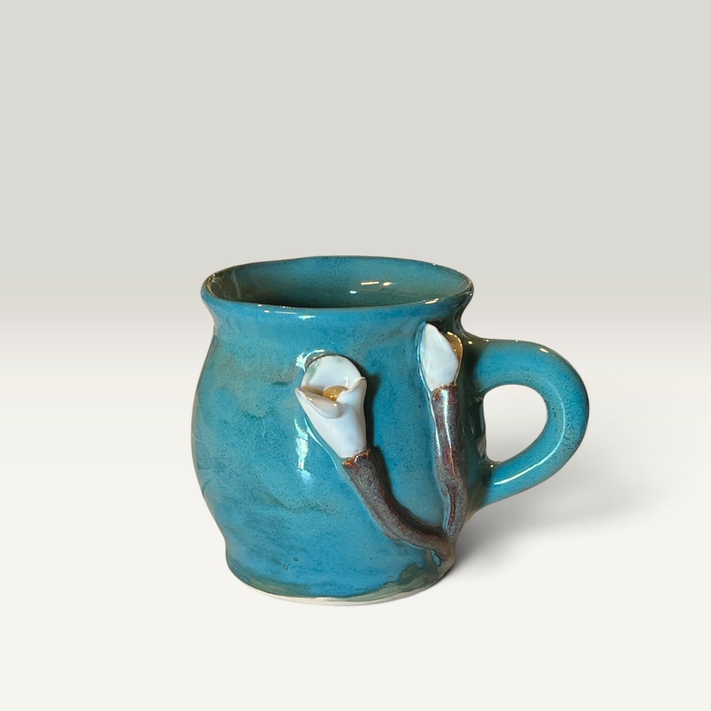 Krus med blomst – Flora, Blågrøn med hvide blomster | RG Ceramic (2.sort)