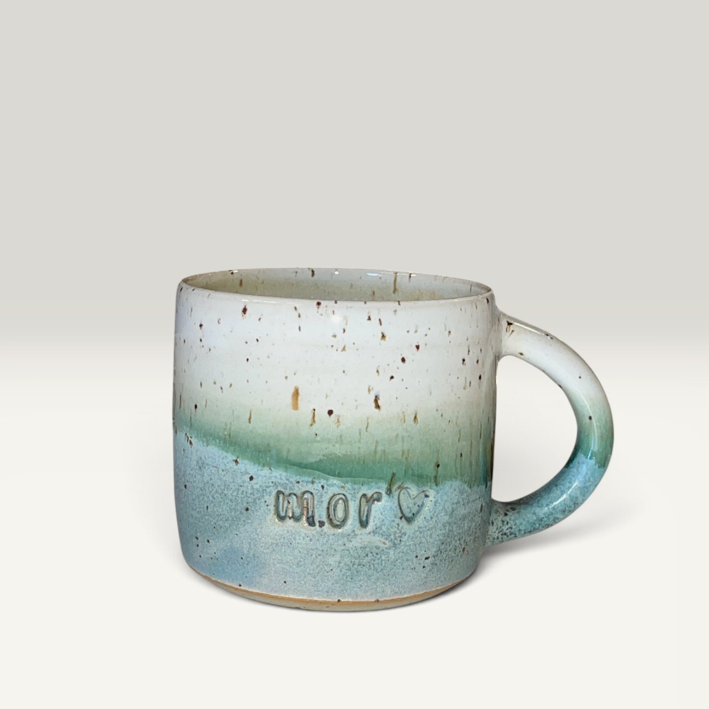 "Mor" Keramikkrus med Hank – grågrøn glasur af Clay by Hornstrup