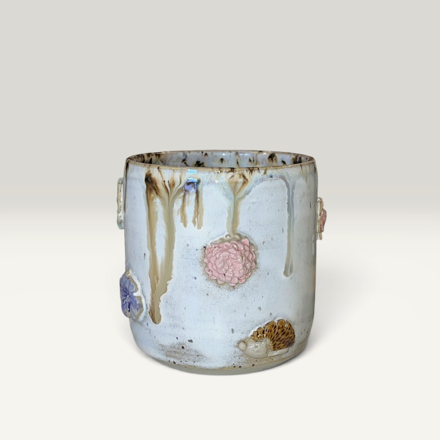 Keramikkrus uden hank – Sommer med blomster og bi | Clay by Hornstrup