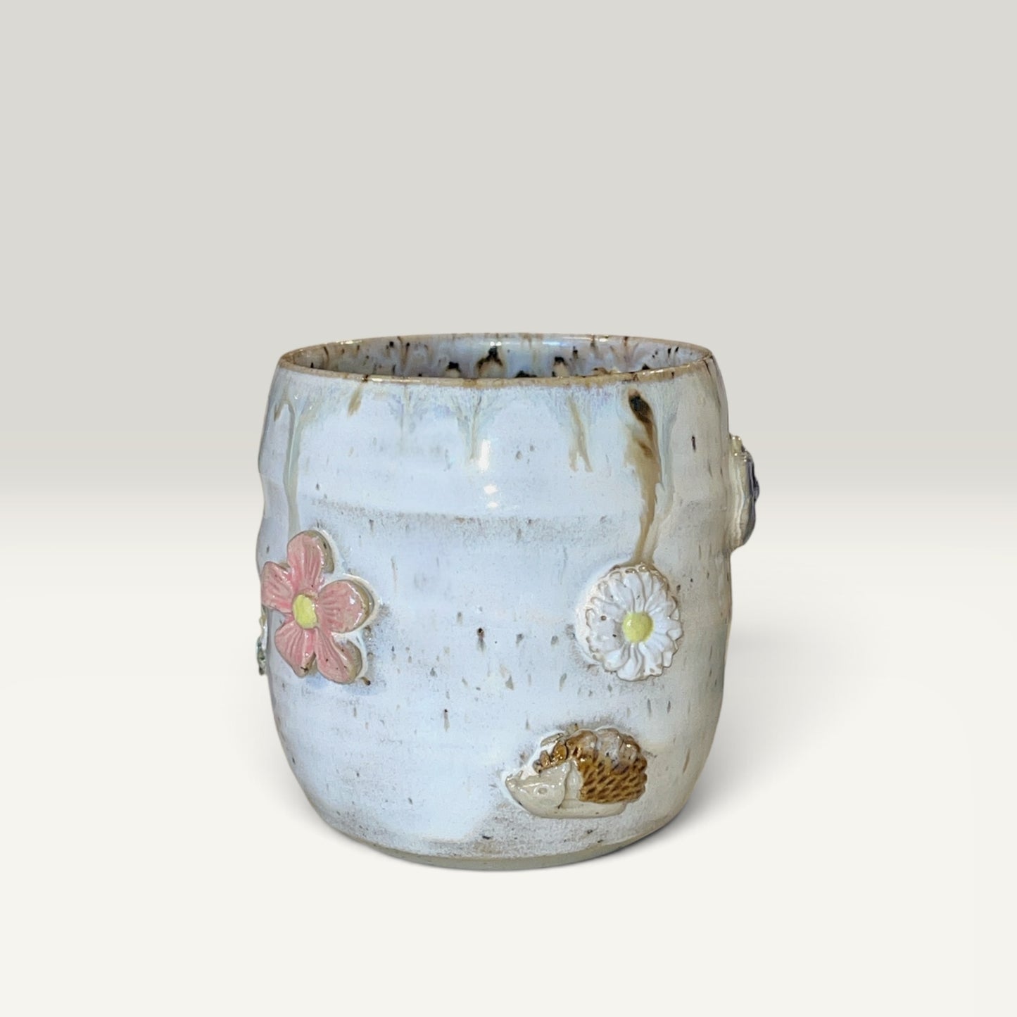 Keramikkrus uden hank – Sommer med blomster og bi | Clay by Hornstrup