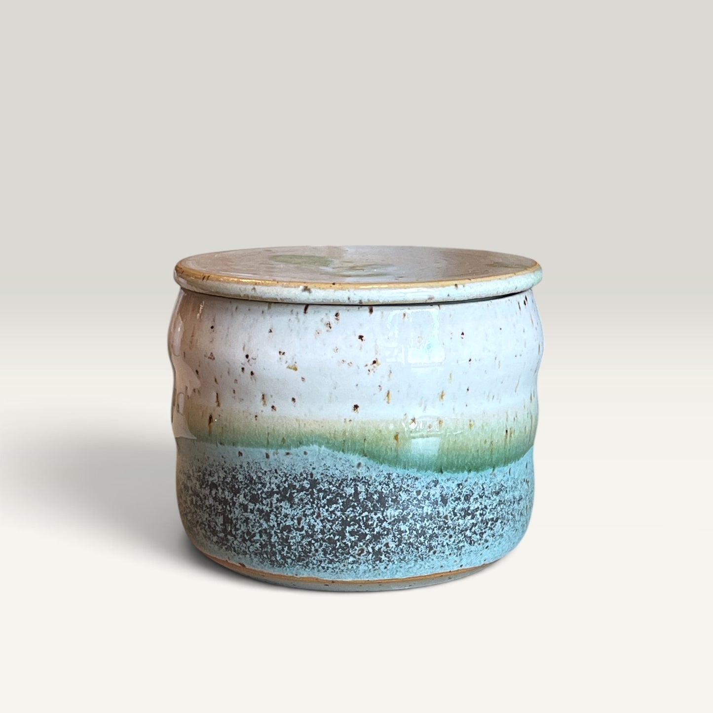 Smørklokke i grøn glasur – Håndlavet keramik af Clay by Hornstrup