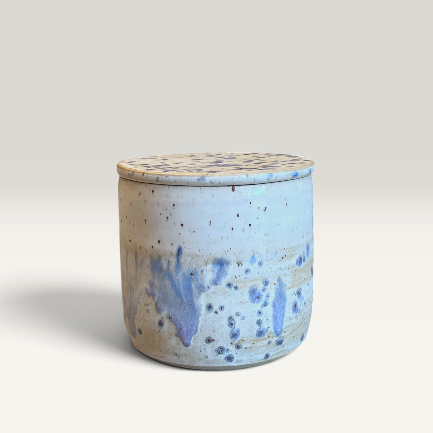 Smørklokke i lys glasur – Håndlavet keramik | Clay by Hornstrup