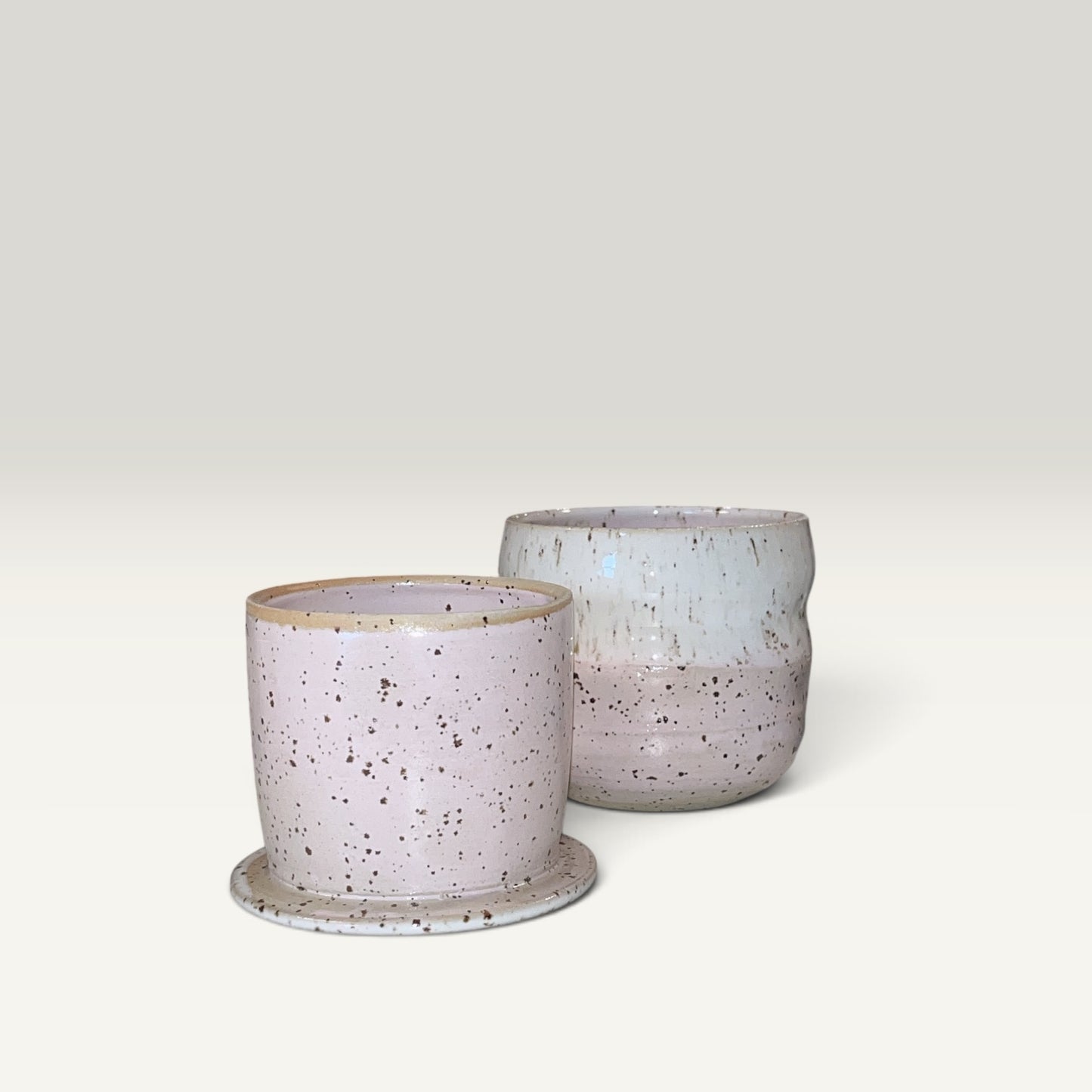 Smørklokke i hvid og lyserød spraglet glasur – Håndlavet keramik | Clay by Hornstrup