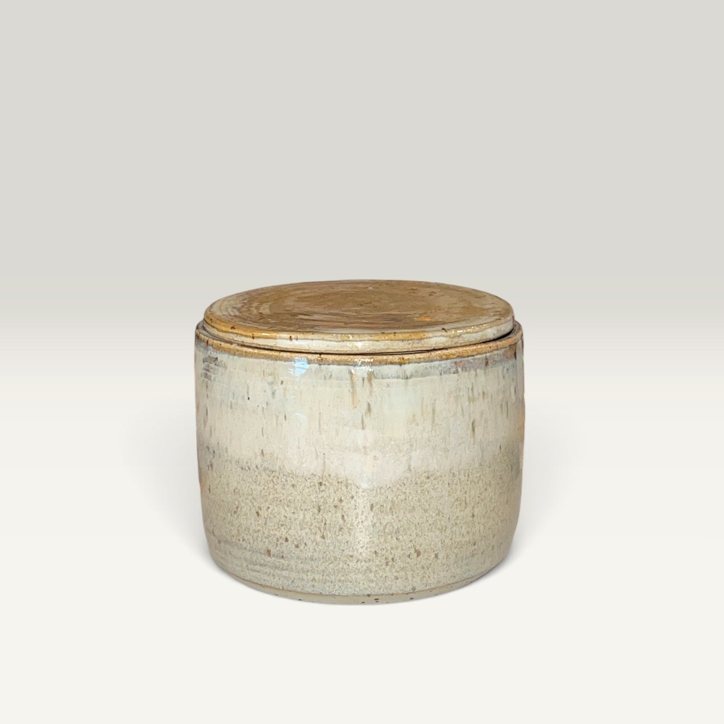 Smørklokke i latte og beige glasur – 2. sort | Clay by Hornstrup
