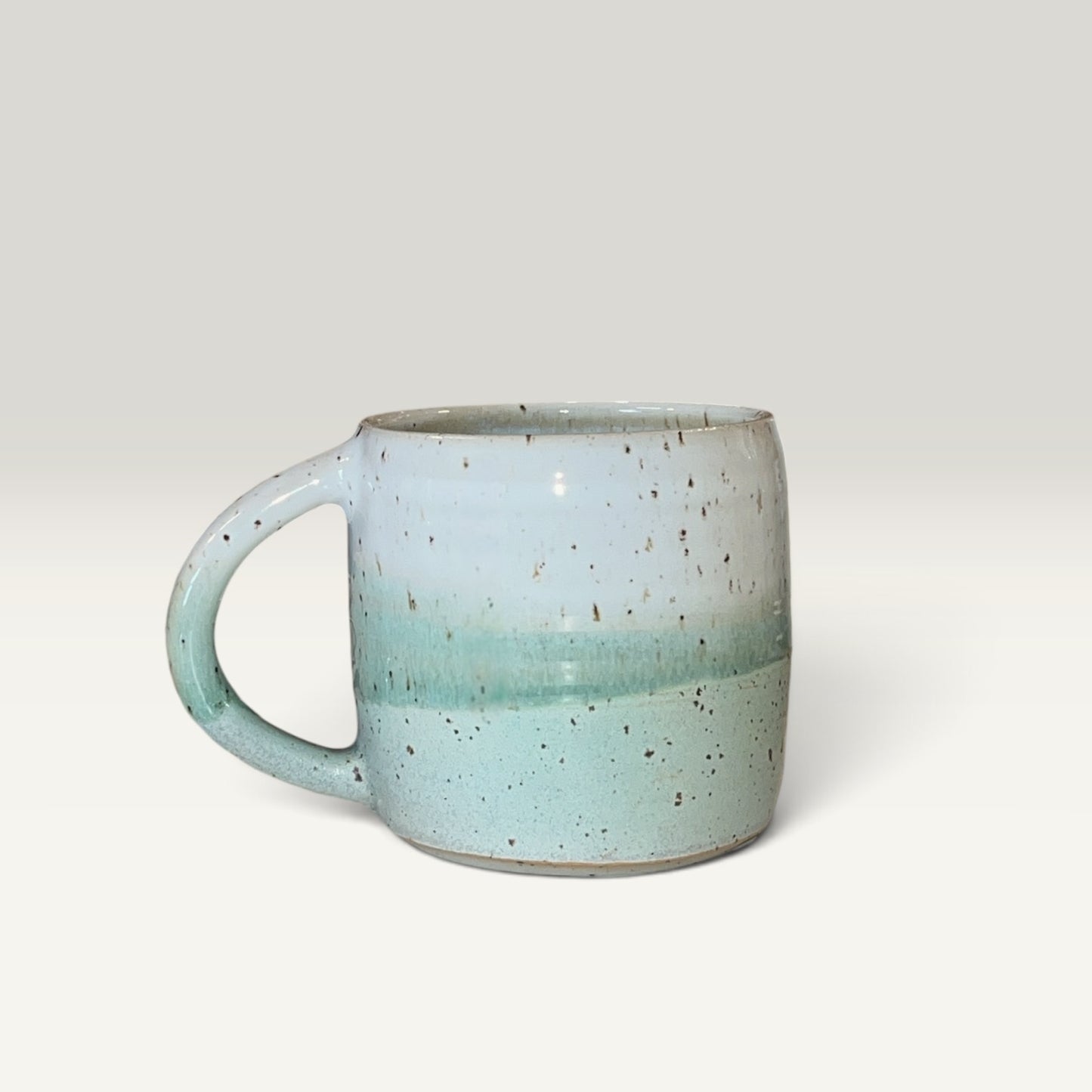 Keramikkrus med hank – Mint og lyseblå spraglet glasur | Clay by Hornstrup